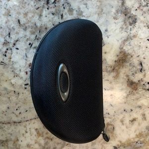 Oakley sunglass case-in great condition